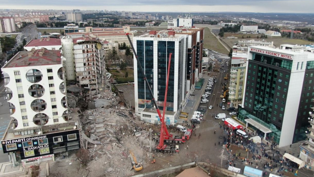 Diyarbakır’da depremde yıkılan siteden sağ kurtulanlara 6 ay sonra elektrik faturası geldi