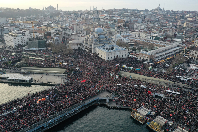 Galata Köprüsü’nde Filistin buluşması: Bir güneş doğuyor