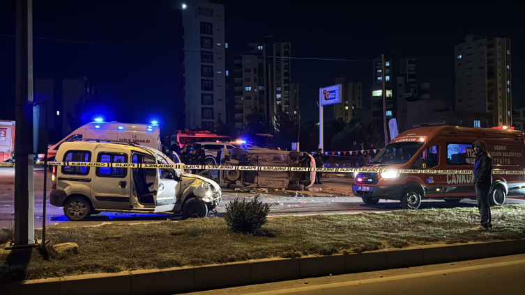 Adana’da 2 hafif ticari araç çarpıştı: 1 ölü, 2 yaralı