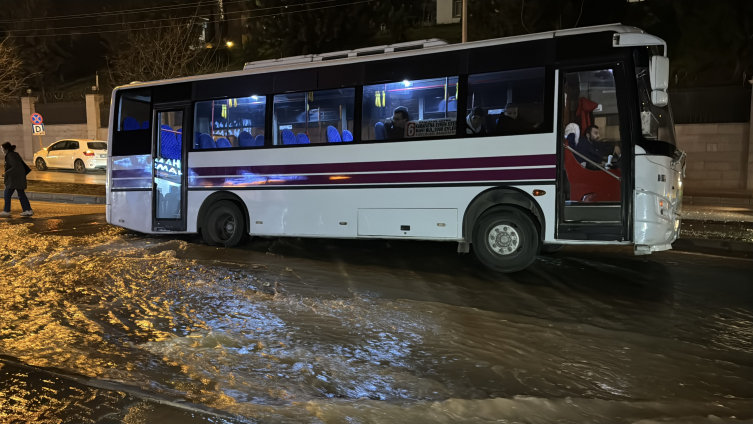 Adana’da su borusu patladı, otobüs çukura düştü