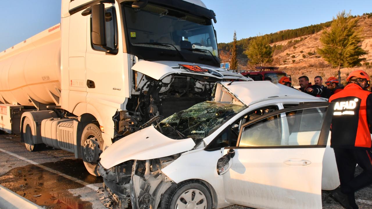 Adıyaman’da yakıt tankeri ile otomobil çarpıştı: 3 ölü