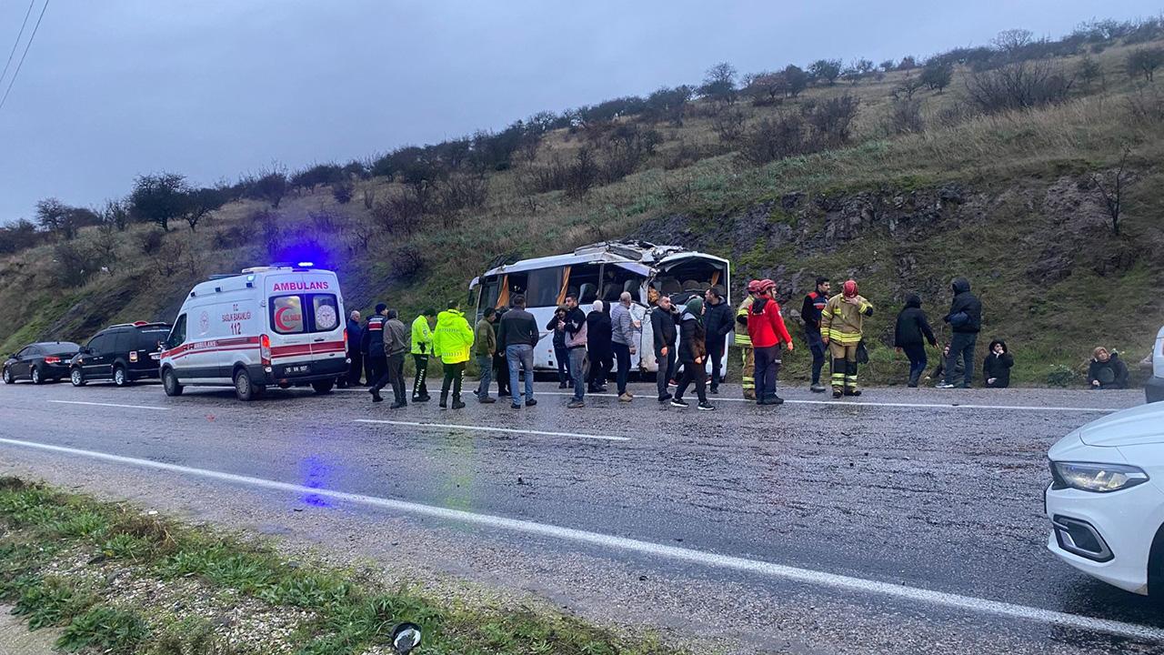 Balıkesir’de kontrolden çıkan işçi servisi devrildi: 25 yaralı