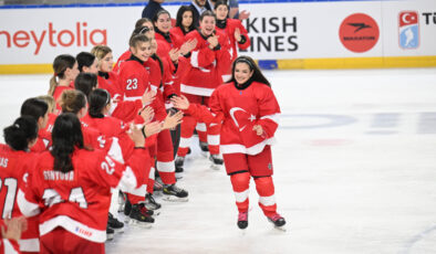 Buz Hokeyi Dünya Şampiyonası’nda kadınlar 18 yaş altından altın madalya