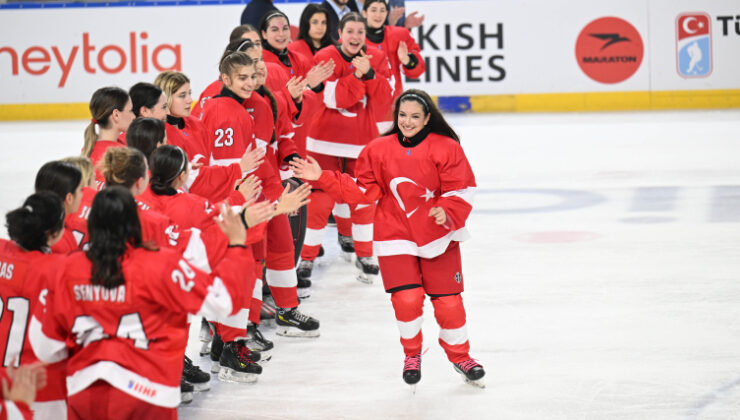 Buz Hokeyi Dünya Şampiyonası’nda kadınlar 18 yaş altından altın madalya