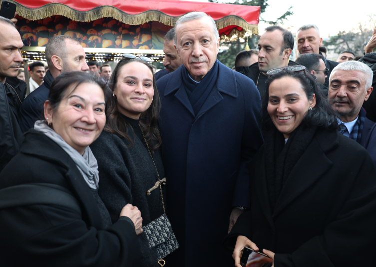 Cumhurbaşkanı Erdoğan Sultanahmet’te vatandaşların kandilini kutladı