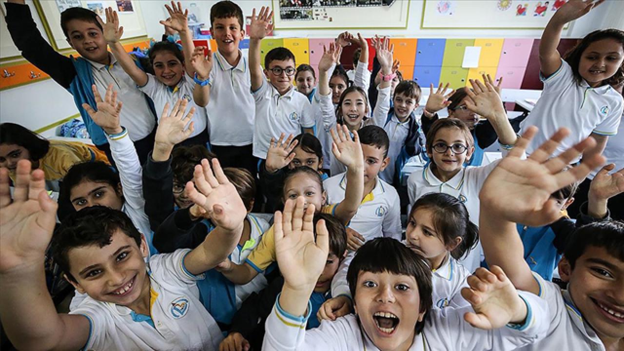 Milyonlarca öğrenci eğitim maratonunun ilk yarısını tamamlıyor