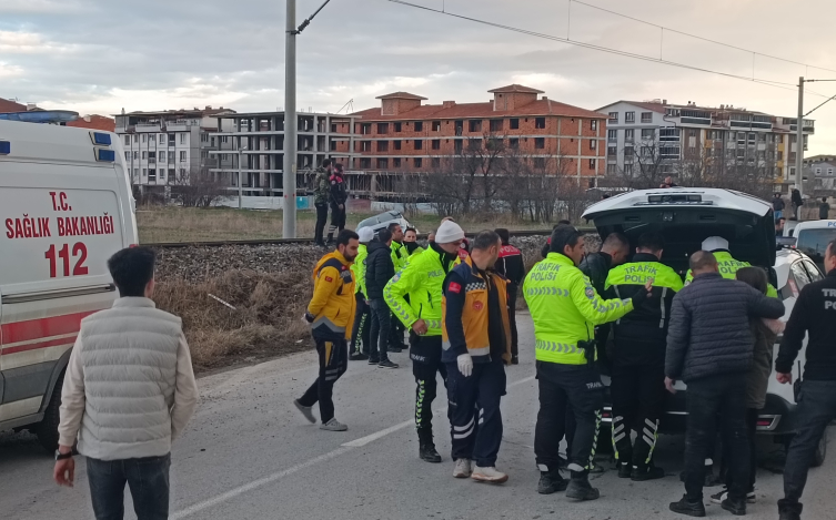 Polisten kaçan sürücünün kullandığı otomobil, demir yoluna devrildi