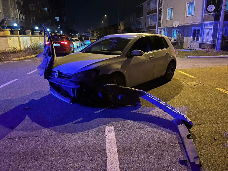 Sakaryada trafik kazası: Otomobilin kapısı çarpıştığı aracın farında asılı kaldı