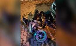 Servis minibüsü ile motosiklet kafa kafaya çarpıştı