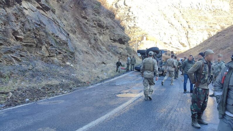 Şırnak’ta askeri araç buzlanma nedeniyle devrildi: 2 yaralı