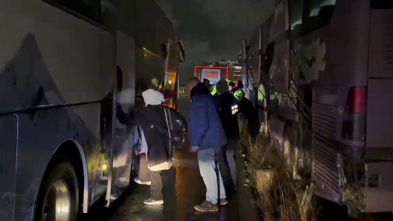 Şoförü kalp krizi geçiren tur otobüsü kaza yaptı