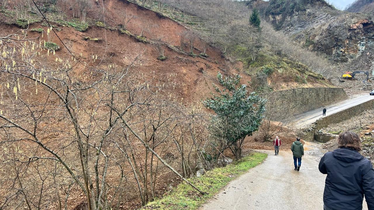 Trabzon’da mahalle yolundaki heyelan kamera tarafından kaydedildi