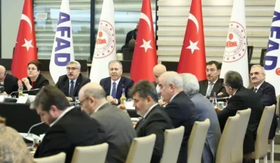 Bakan Yerlikaya, deprem bölgesi milletvekilleriyle bir araya geldi