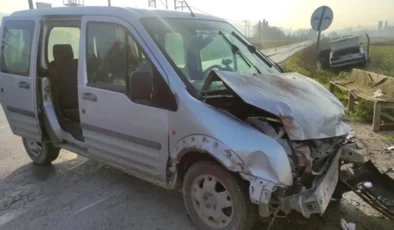 Bursa’da hafif ticari araç ile otomobil çarpıştı: 5 yaralı