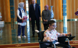 Cumhurbaşkanı Erdoğan, engelli iki kız çocuğuna tekerlekli sandalye hediye etti