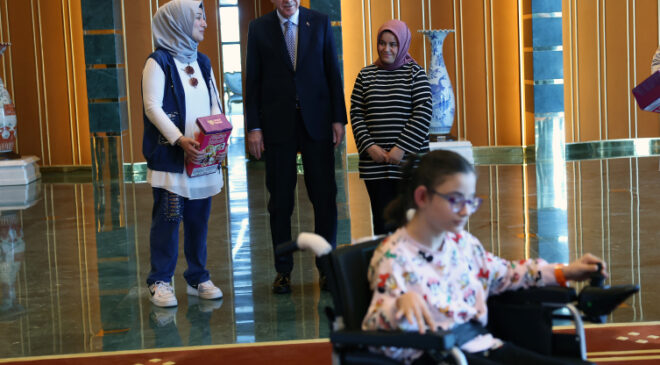 Cumhurbaşkanı Erdoğan, engelli iki kız çocuğuna tekerlekli sandalye hediye etti