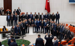 Emekliye 4 bin lira ikramiye Meclis’te kabul edildi