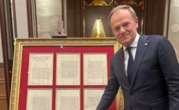 Polonya Başbakanı Tusk, Başkan Erdoğan’ın hediyesi 300 yıllık mektubu paylaştı