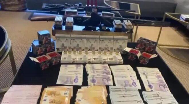 Yolsuzluk şüphelilerinin adreslerinde milyonlarca lira ele geçirildi