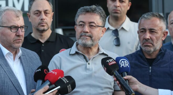 Bakan Yumaklı: 8 aktif yangın var, 4 tanesi kısmen kontrol altına alındı