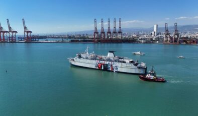 Türkiye’nin İyilik Gemisi ElAriş Limanı açıklarında