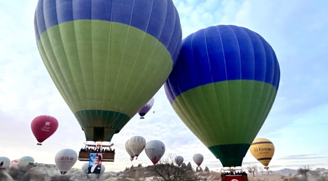 Türk bayrakları ve Atatürk posterleriyle anlamlı uçuş