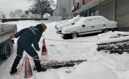 KDZ.EREĞLİ’DE YOLLAR VE KALDIRIMLAR KARDAN TEMİZLENİYOR