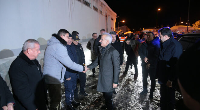 Bakan Uraloğlu: Karla mücadeledeki anlık trafiği monitörlerle takip ediyoruz