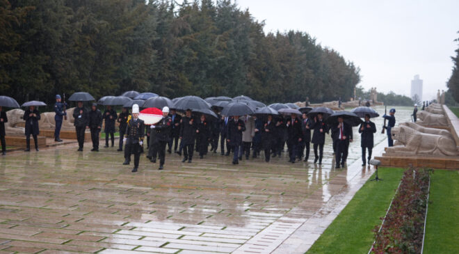 Bakan Tekinden Anıtkabirde 23 Nisan mesajı