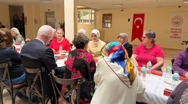 Bakan Göktaş’tan huzurevine Anneler Günü ziyareti