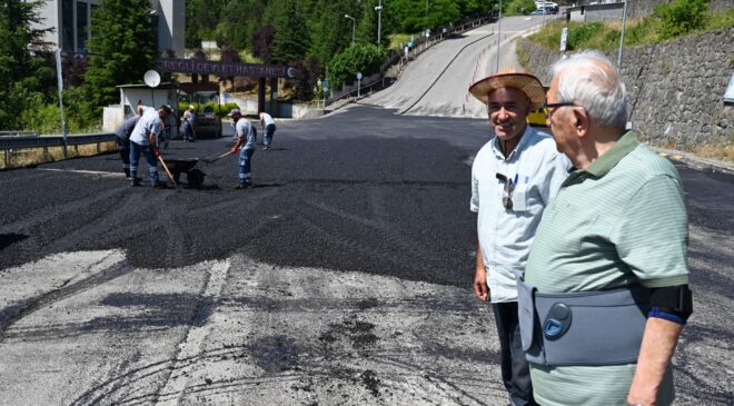 BAŞKAN POSBIYIK, HASTANE YOLUNDA ASFALT MESAİSİNİ YERİNDE DENETLEDİ.