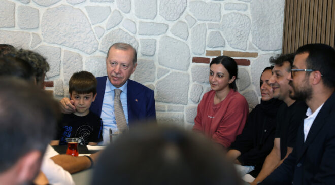 Cumhurbaşkanı Erdoğan, İstanbul’da esnafı ziyaret etti