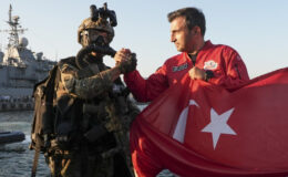 Selçuk Bayraktar, SAT ve SAS komandolarıyla bir araya geldi