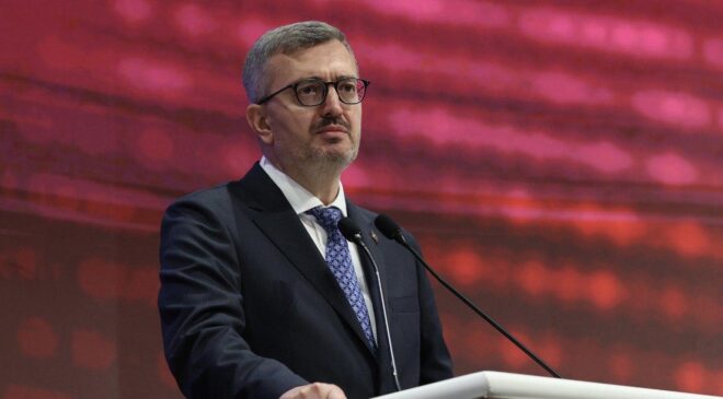Burhanettin Duran: Geleceğimize kasteden yapılara geçit vermeyeceğiz