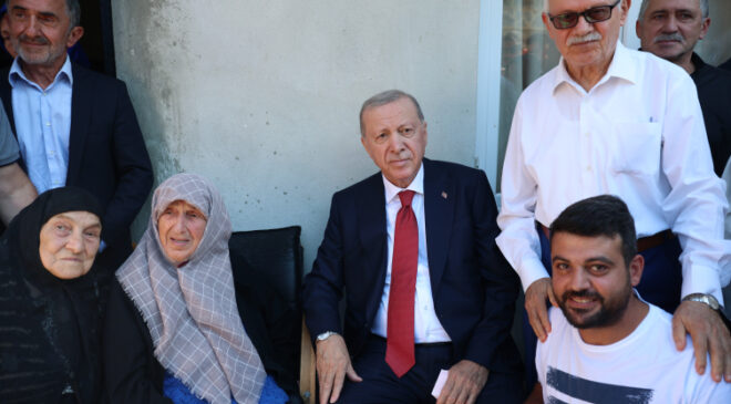 Cumhurbaşkanı Erdoğan, Rize’de komşularını ziyaret etti