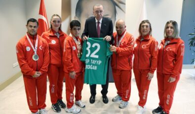Cumhurbaşkanı Erdoğan, Türkiye Özel Sporcular Spor Federasyonu temsilcilerini kabul etti