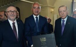 Bakan Ersoy’un, Cumhurbaşkanı Erdoğan’a takdim ettiği Bursevi’nin Kur’anı Kerim tefsirine ilişkin paylaşım
