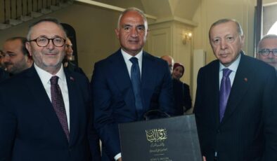 Bakan Ersoy’un, Cumhurbaşkanı Erdoğan’a takdim ettiği Bursevi’nin Kur’anı Kerim tefsirine ilişkin paylaşım