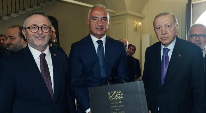 Bakan Ersoy’un, Cumhurbaşkanı Erdoğan’a takdim ettiği Bursevi’nin Kur’anı Kerim tefsirine ilişkin paylaşım