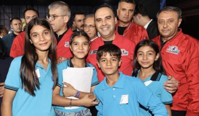 Bakan Kacır, TEKNOFEST Güneydoğu’da stantları ziyaret etti