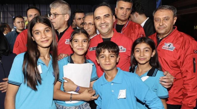 Bakan Kacır, TEKNOFEST Güneydoğu’da stantları ziyaret etti