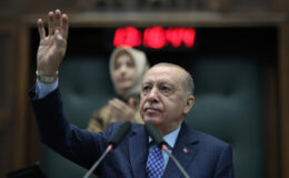 Cumhurbaşkanı Erdoğan’ın kırmızı kravatında KAAN detayı