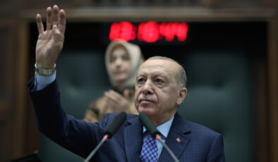 Cumhurbaşkanı Erdoğan’ın kırmızı kravatında KAAN detayı