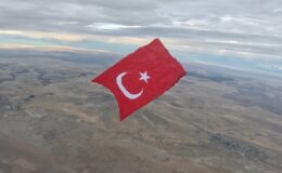Gökyüzünde dev Türk bayrağıyla rekor